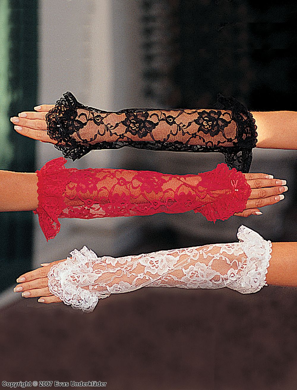 Long gloves in lace